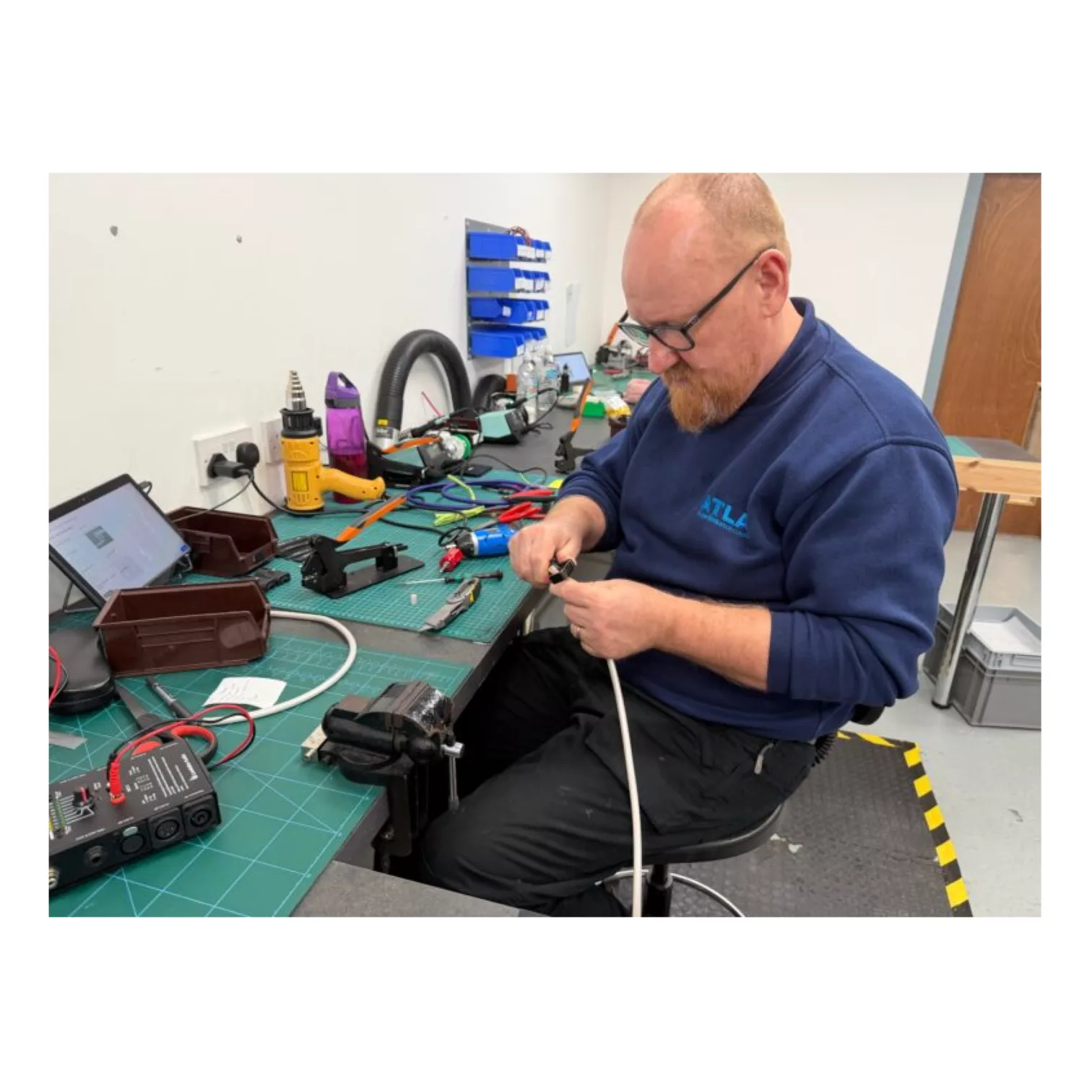 Atlas Cables - Fabrication à la main